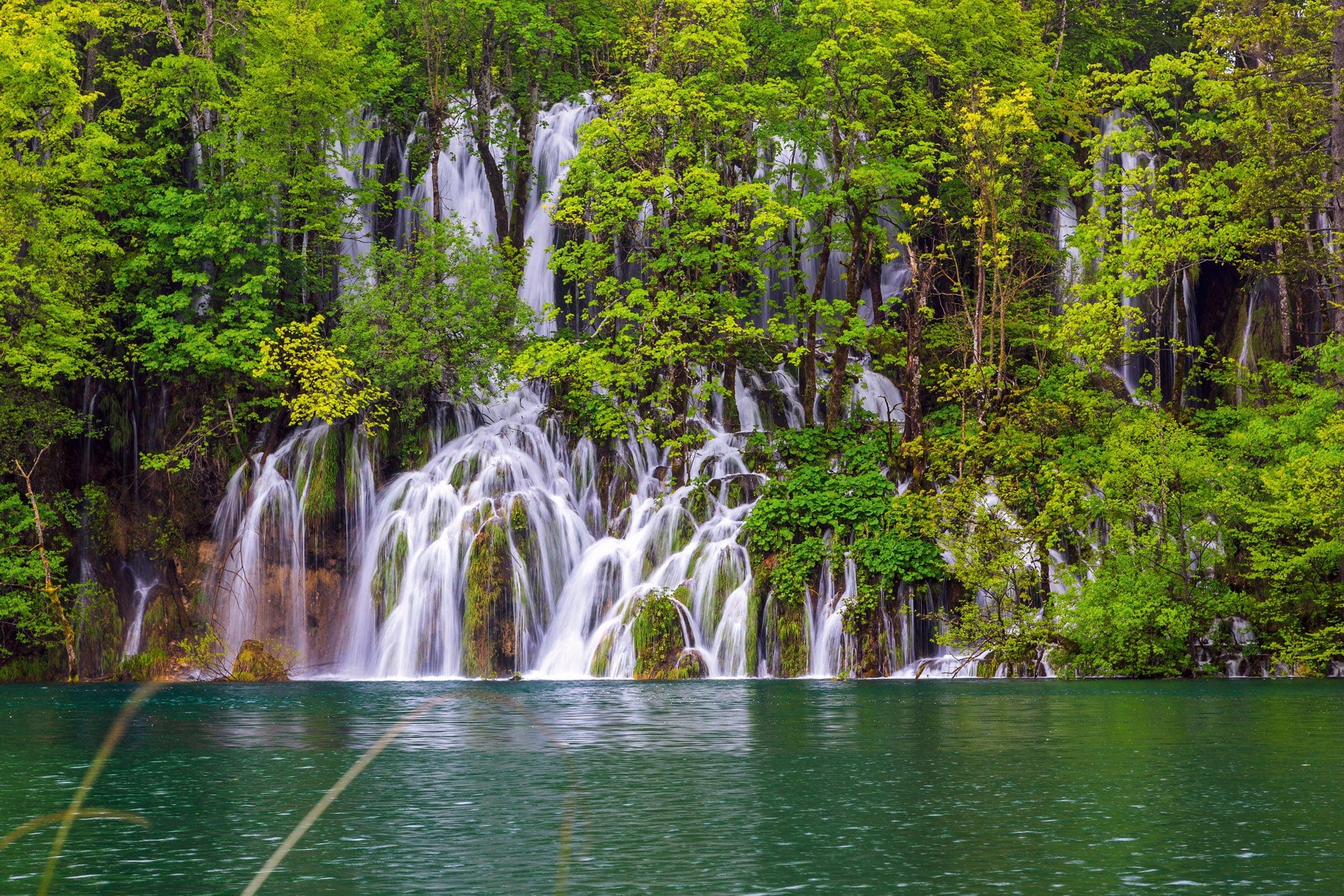 Flizelīna fototapetes ar ezeru un ūdenskritumu - Plitvices ezeri D-ART