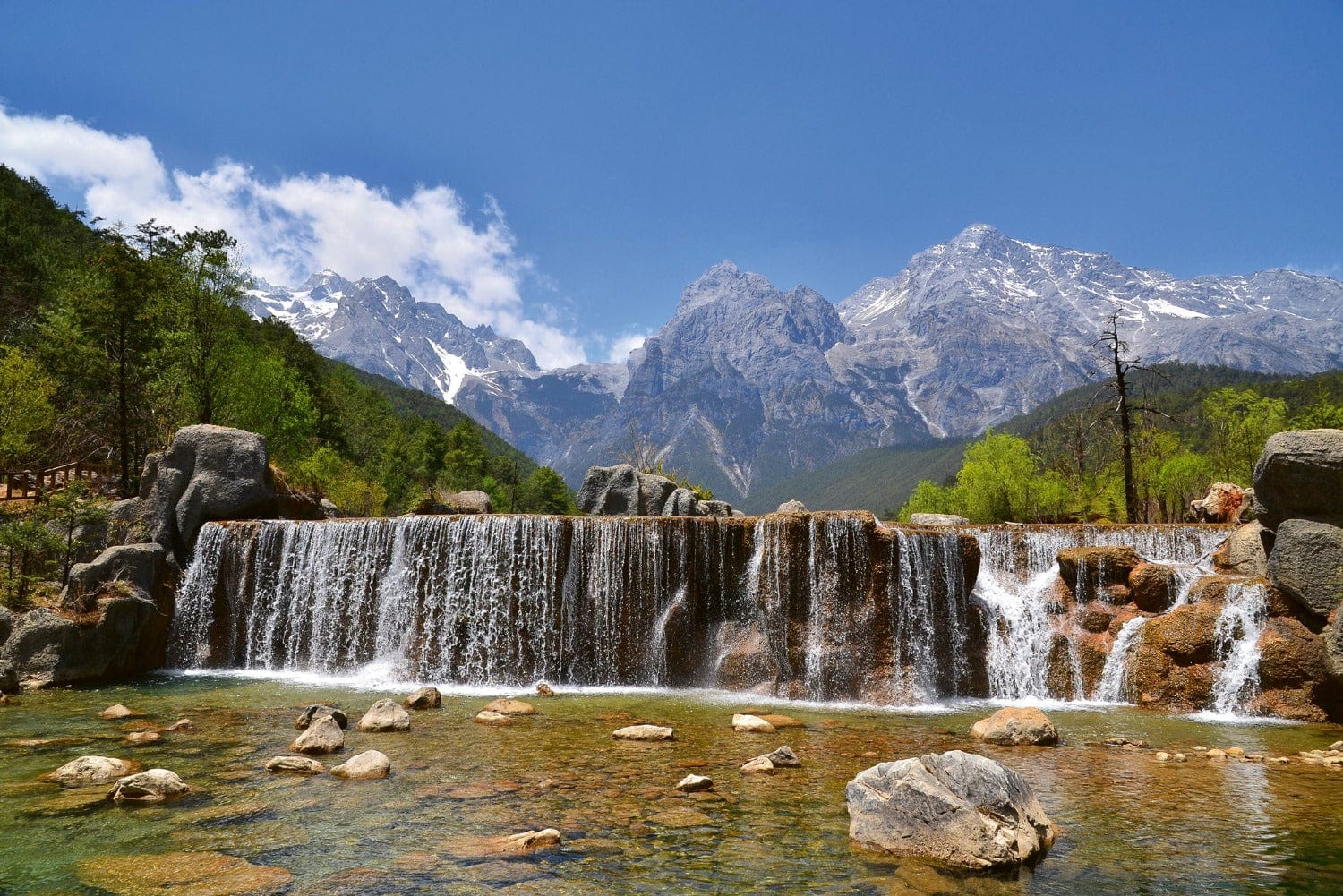 Flizelīna fototapetes ar kalniem un ūdenskritumu - Alpi D-ART