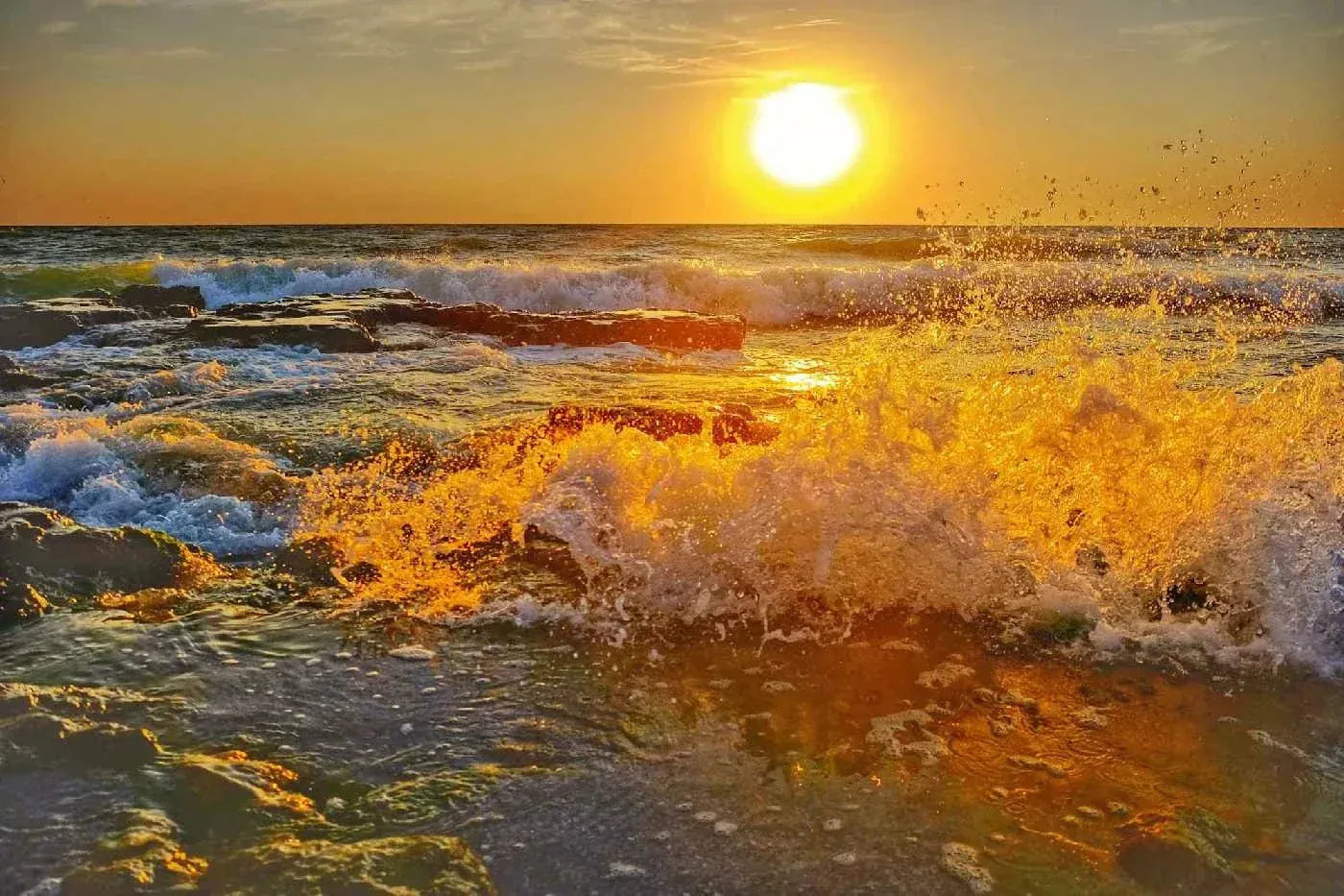 Fototapetes ar jūras viļņiem - Saullēkts virs jūras, (375x250 cm) D-ART