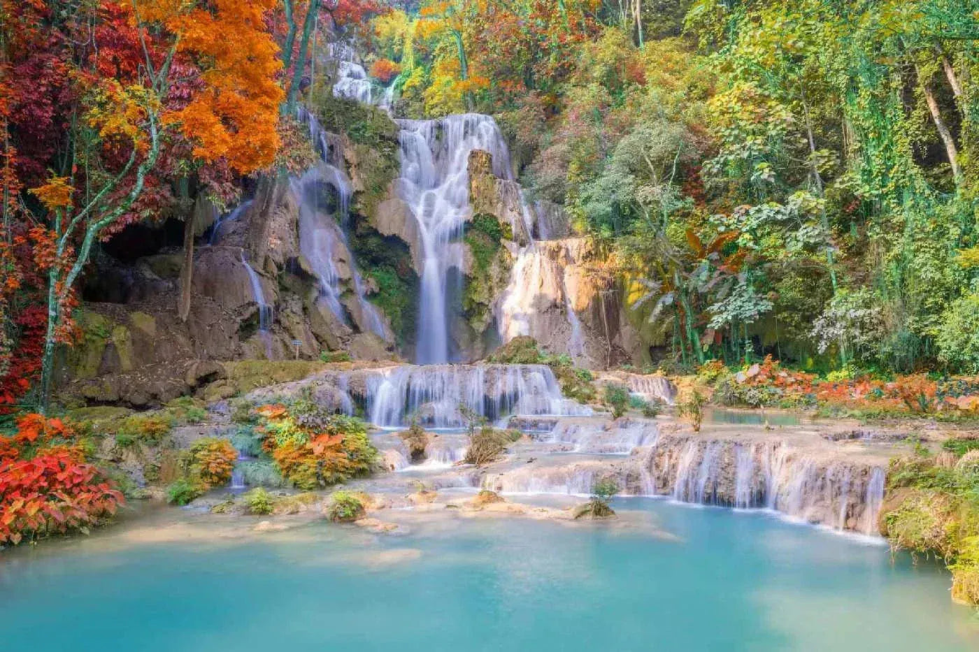 Fototapetes ar ūdenskritumu - Ūdenskritums lietus mežā, (375x250 cm) D-ART