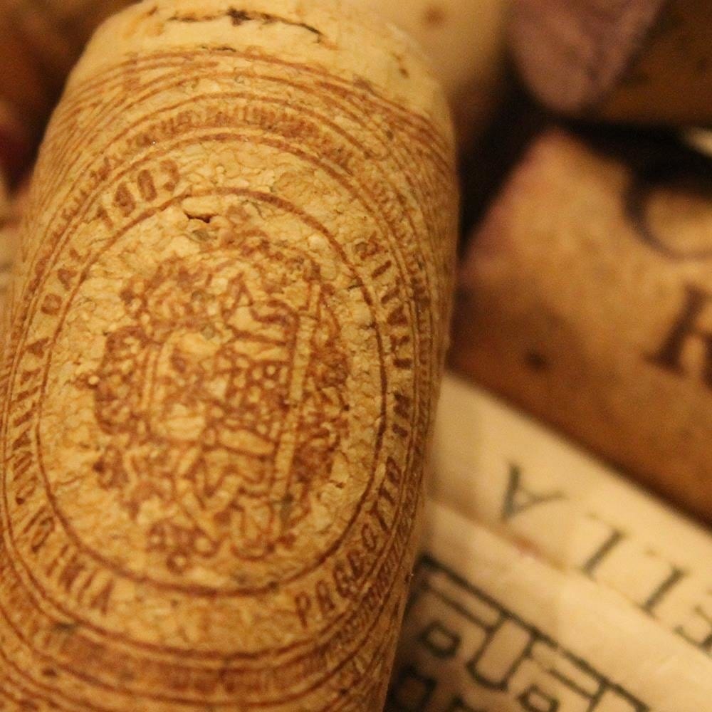 Glezna baltā rāmī - Wine Corks 1 Home Trends DECO