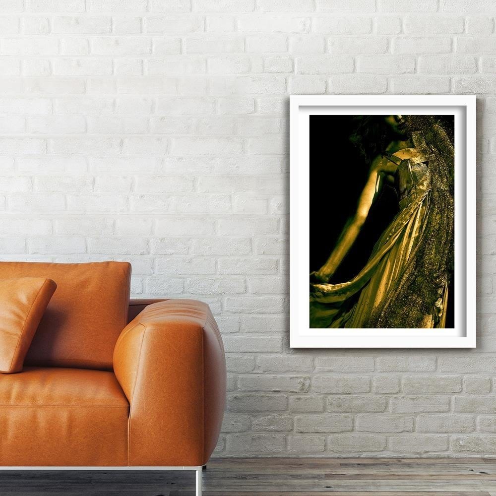 Glezna baltā rāmī - Woman In Gold Dust Home Trends DECO