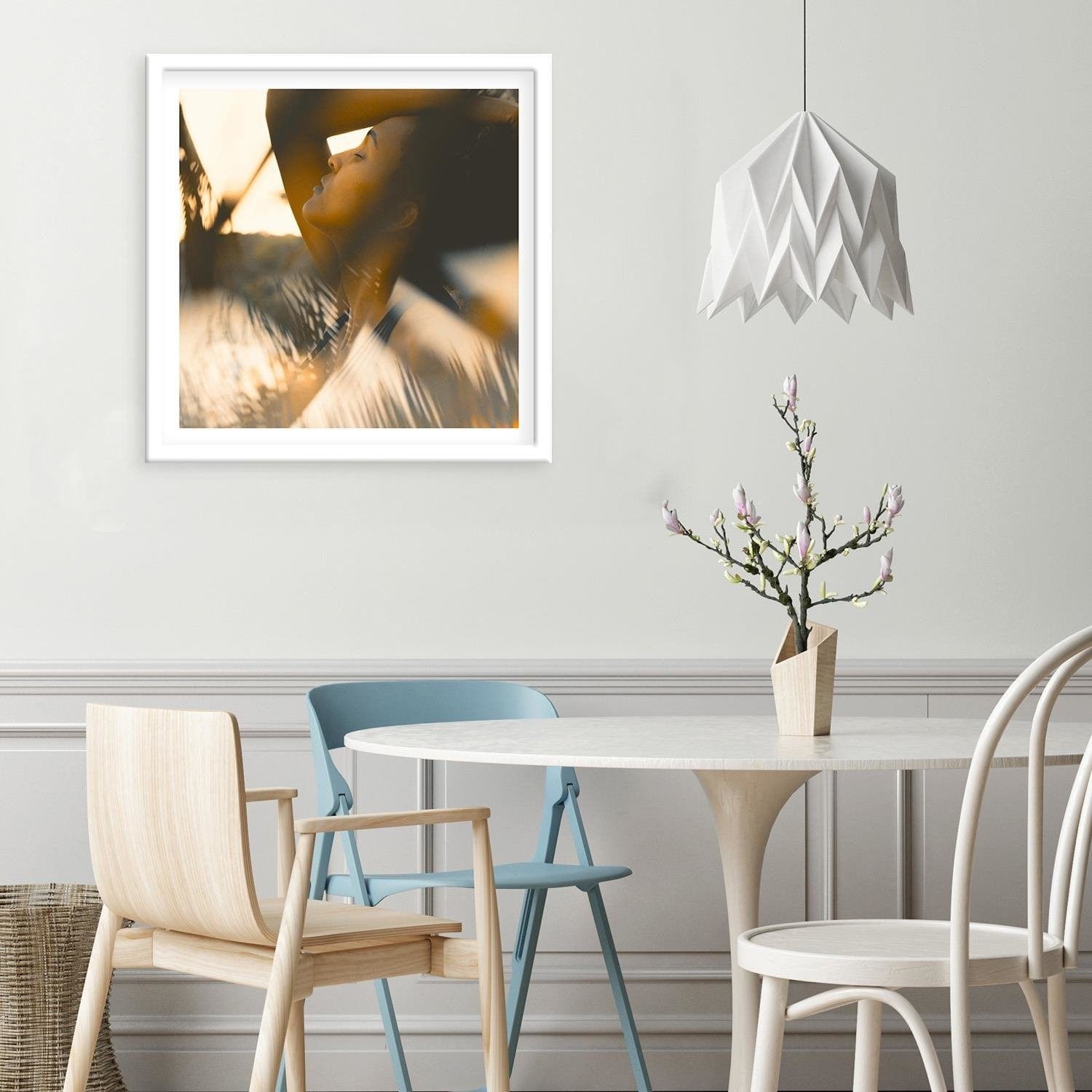 Glezna baltā rāmī - Young Woman Home Trends DECO