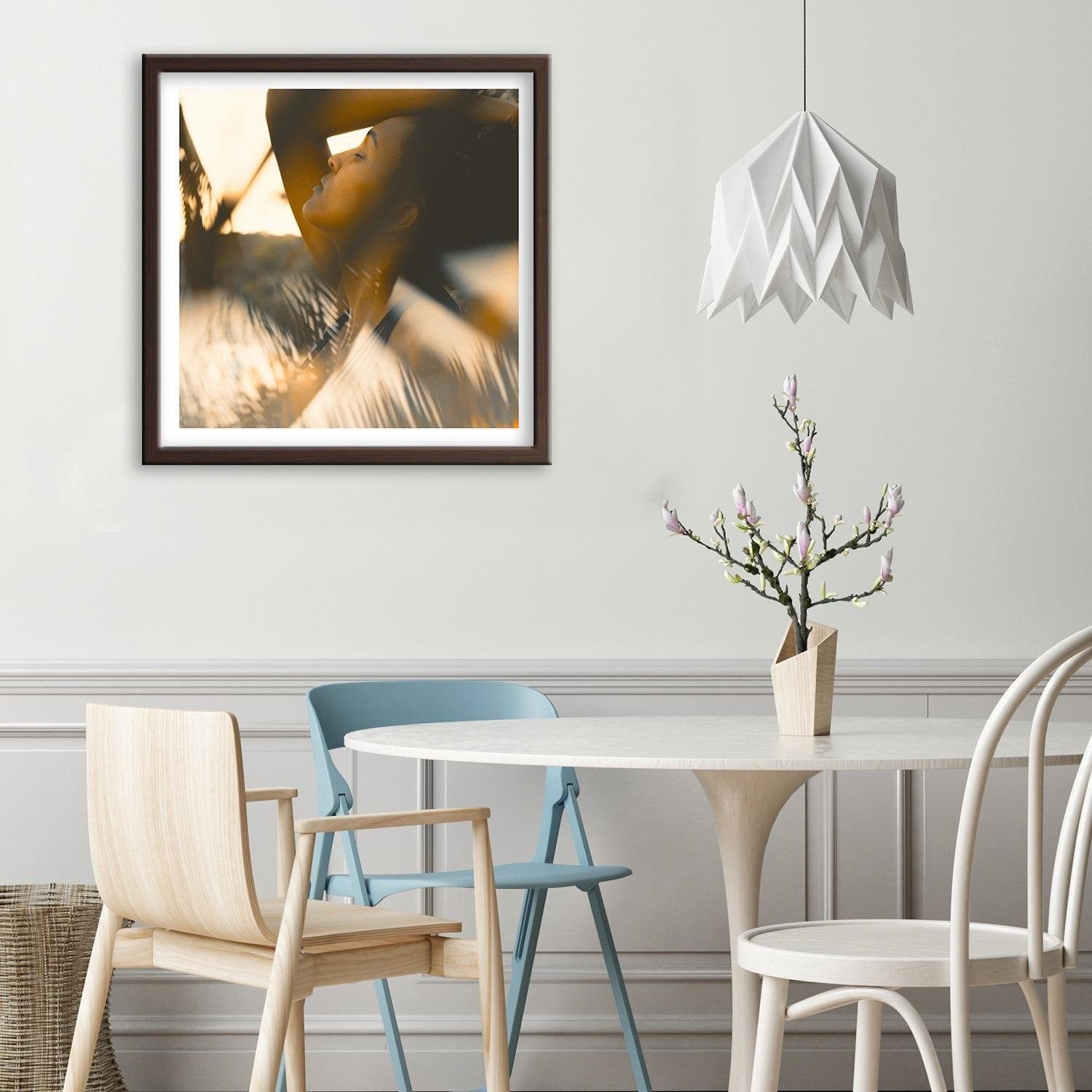 Glezna brūnā rāmī - Young Woman Home Trends DECO