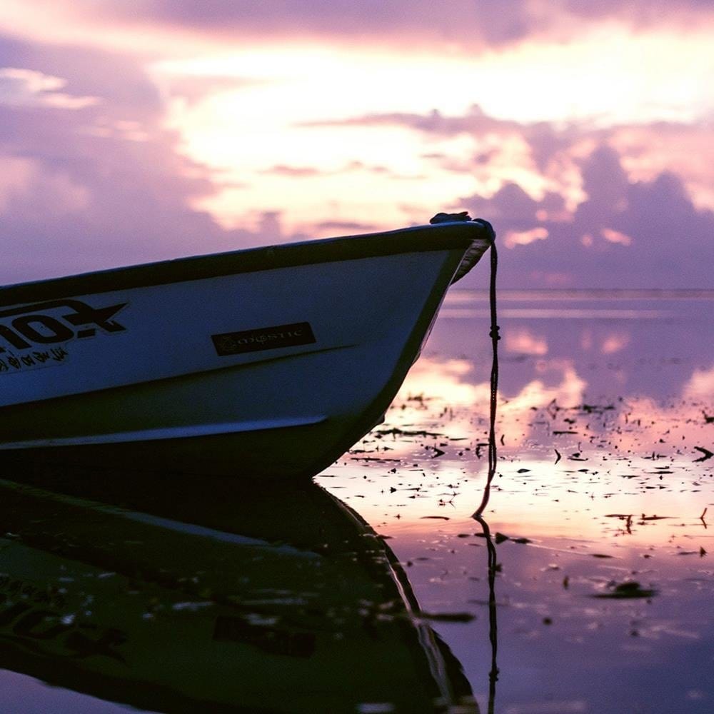 Glezna melnā rāmī - A Boat On The Sea 4 Home Trends