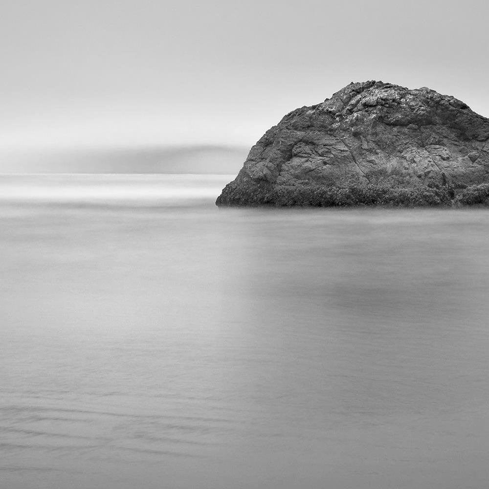 Glezna melnā rāmī - A Rock In The Sea At Dusk 2 Home Trends