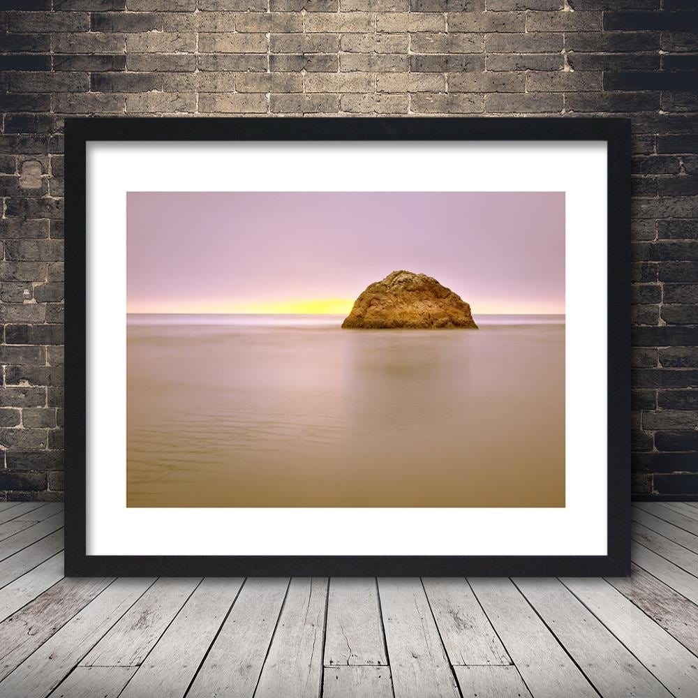 Glezna melnā rāmī - A Rock In The Sea At Dusk Home Trends