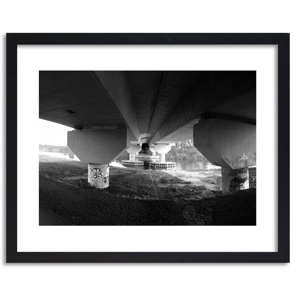 Glezna melnā rāmī - At The Concrete Bridge Home Trends