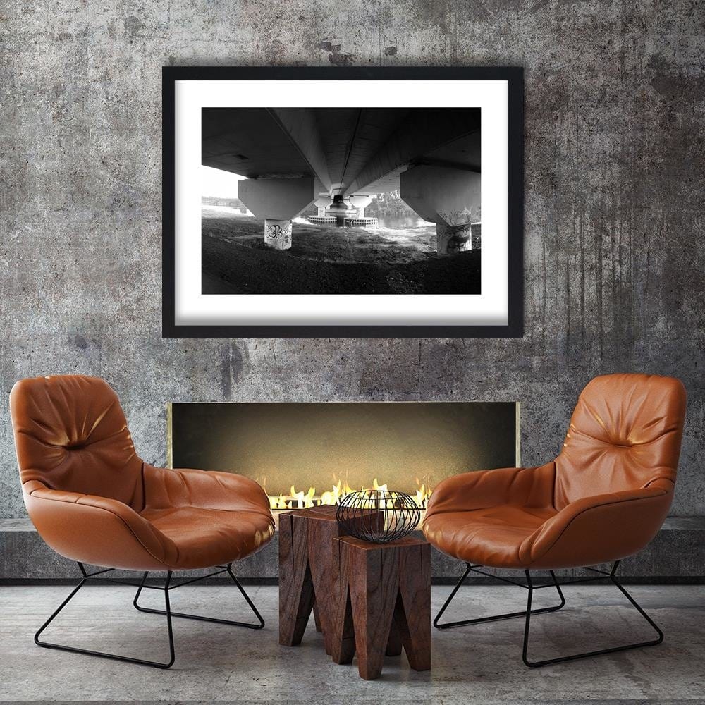 Glezna melnā rāmī - At The Concrete Bridge Home Trends