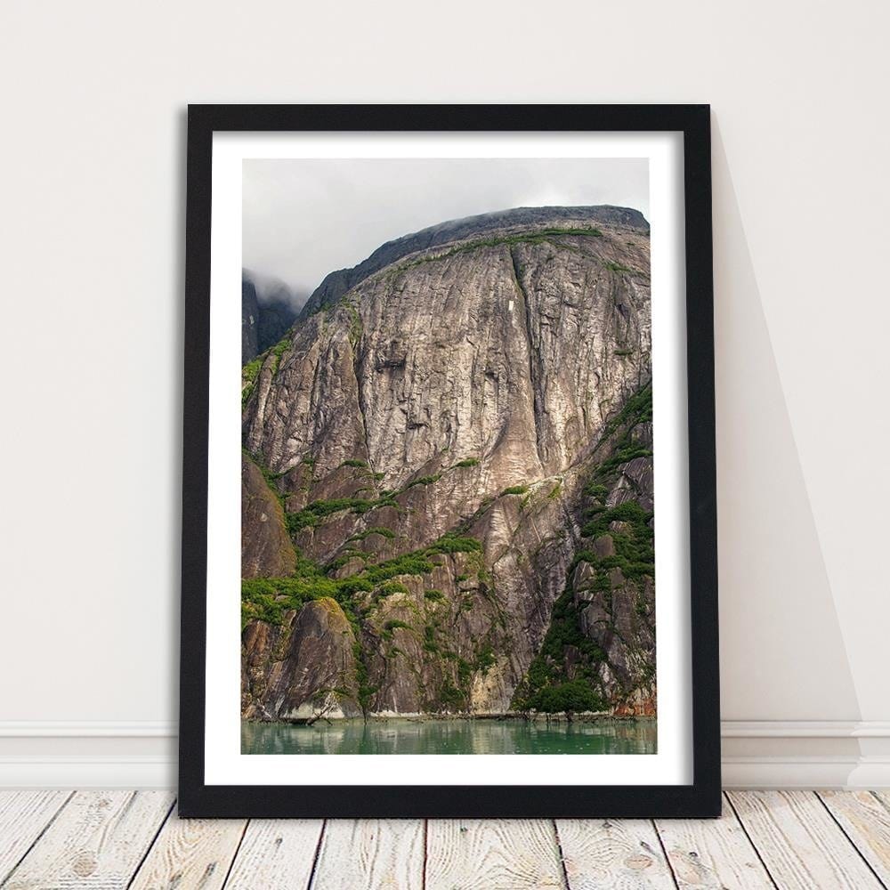 Glezna melnā rāmī - Big Rock By The River Home Trends