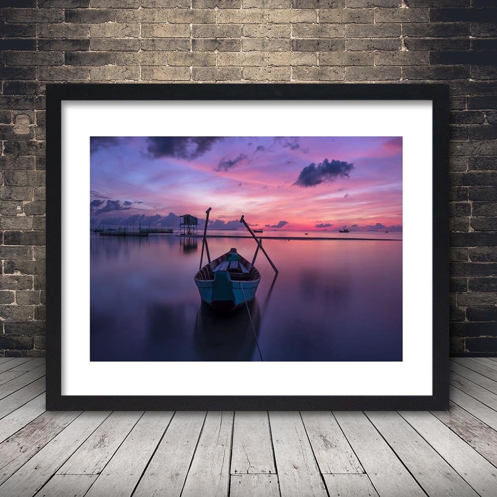 Glezna melnā rāmī - Boat On The Lake Home Trends