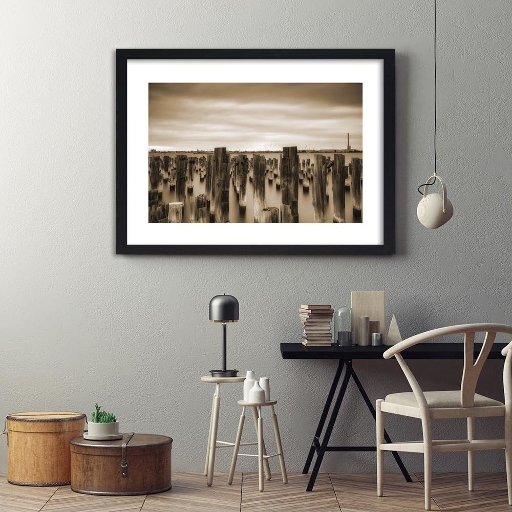 Glezna melnā rāmī - Breakwater In Port 1 Home Trends