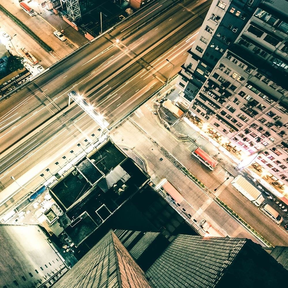 Glezna melnā rāmī - Busy Street In The Center Home Trends