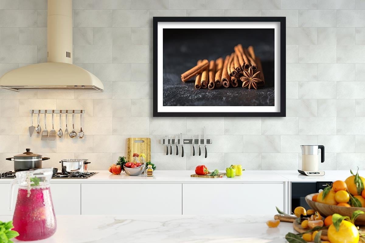 Glezna melnā rāmī - Cinnamon Sticks Home Trends