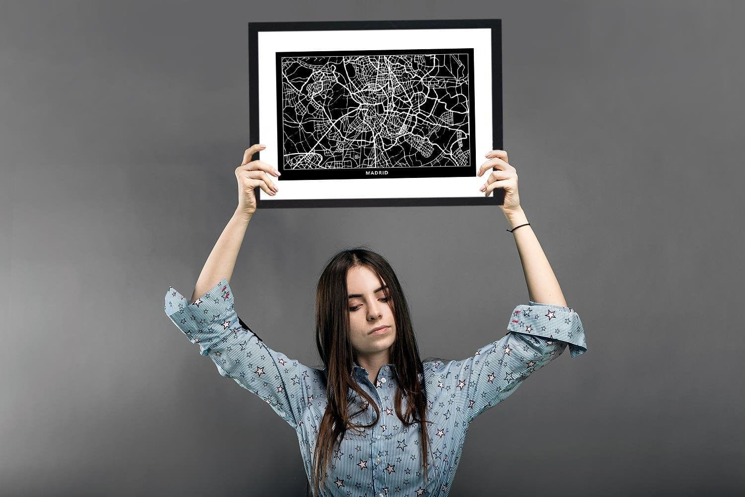 Glezna melnā rāmī - City In Madrid Home Trends
