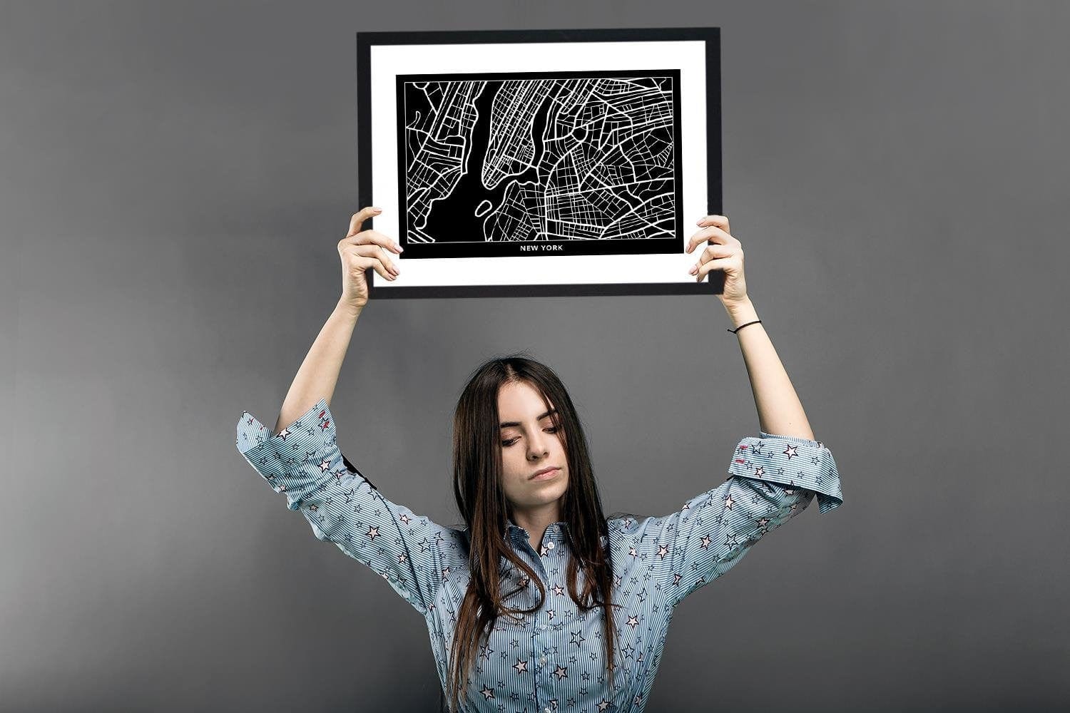 Glezna melnā rāmī - City In New York Home Trends