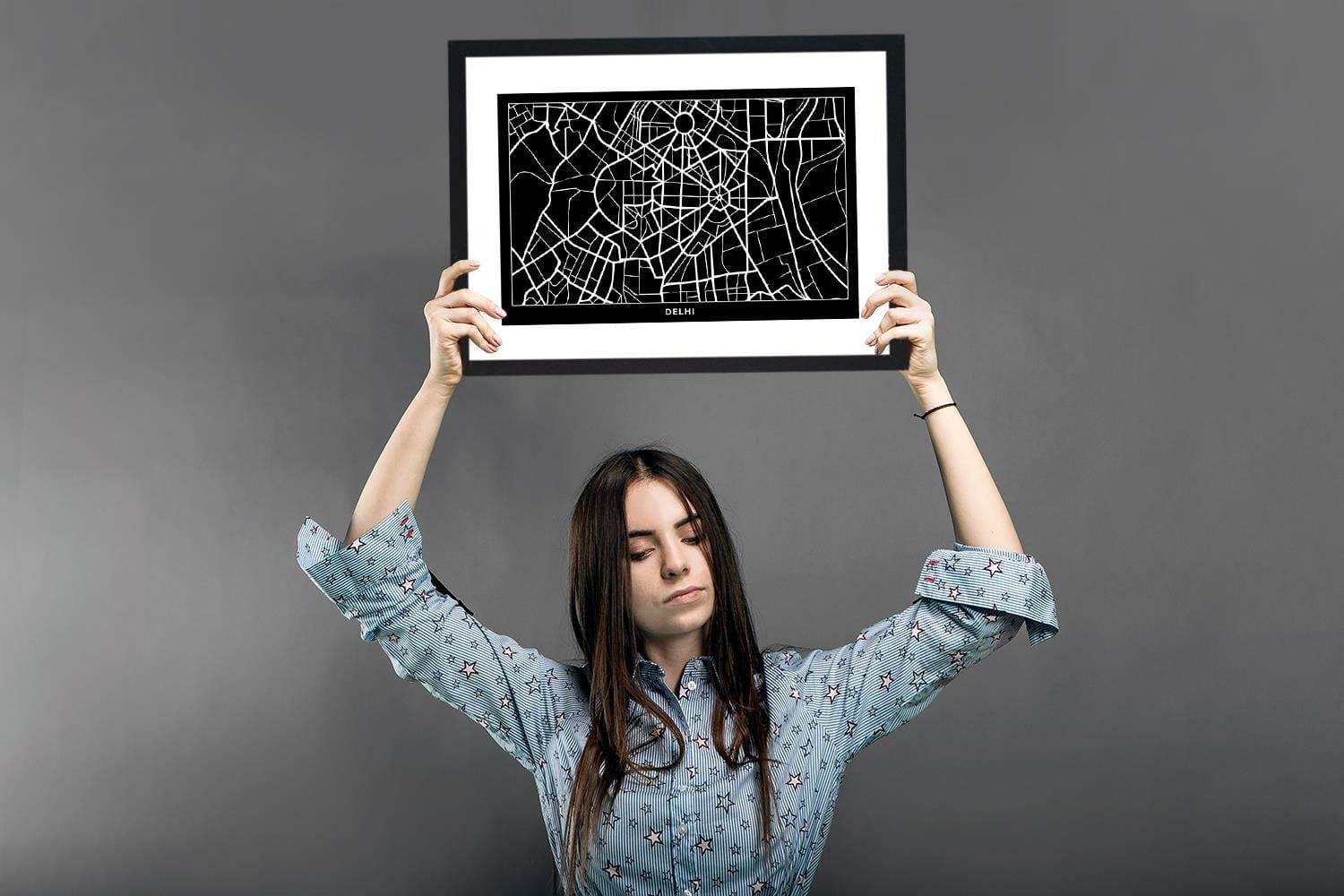 Glezna melnā rāmī - City Of Delhi Home Trends
