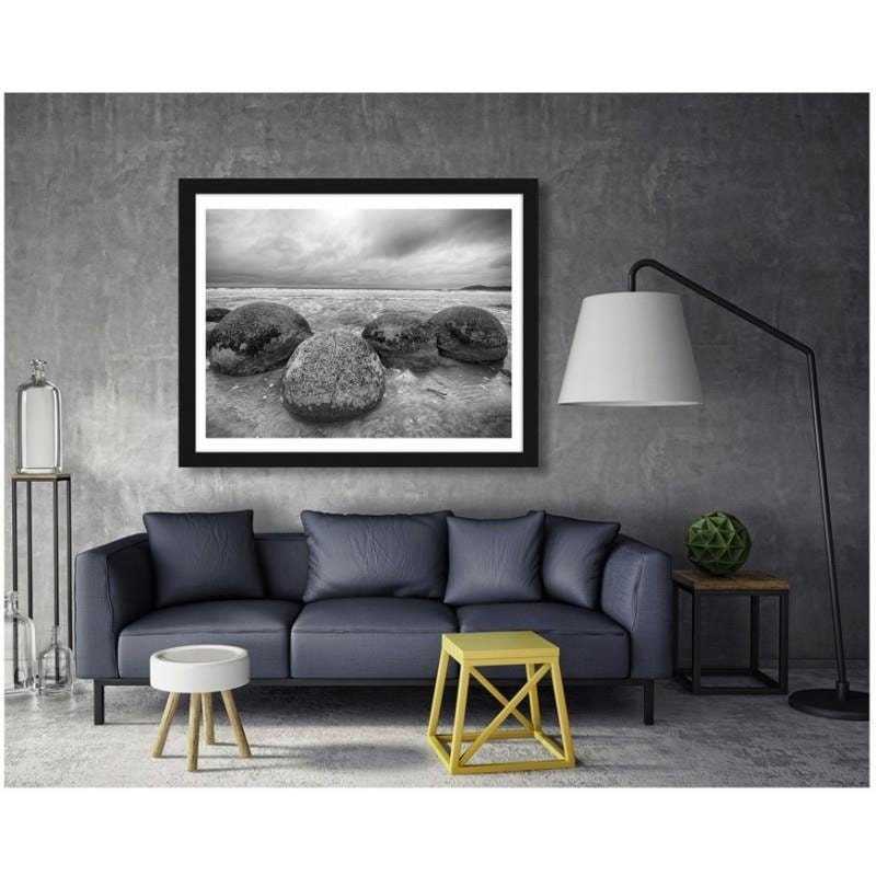 Glezna melnā rāmī - Coastal stones Home Trends