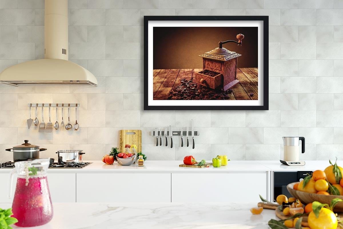 Glezna melnā rāmī - Coffee Grinder Home Trends