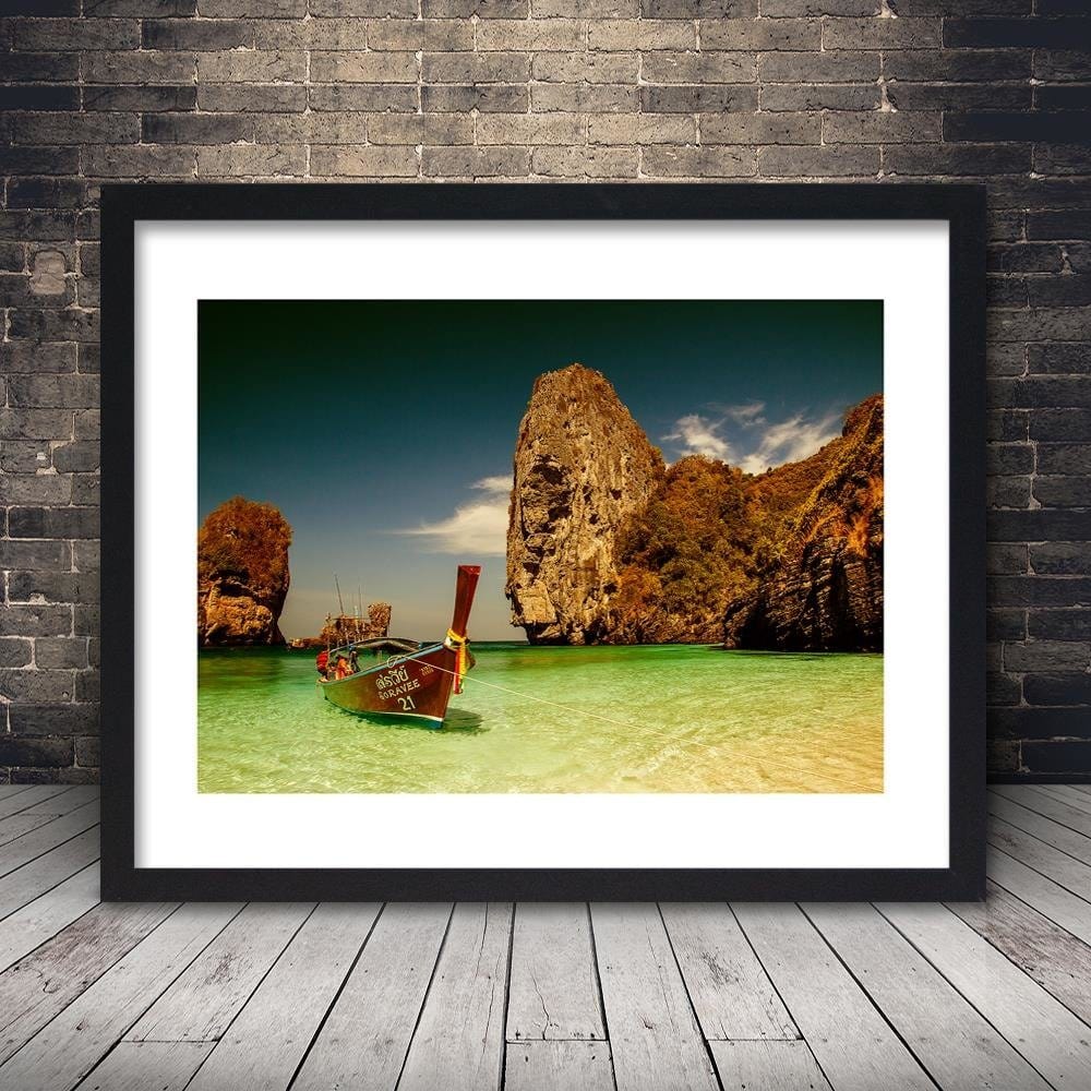 Glezna melnā rāmī - Colorful Boat On The Sea Shore Home Trends