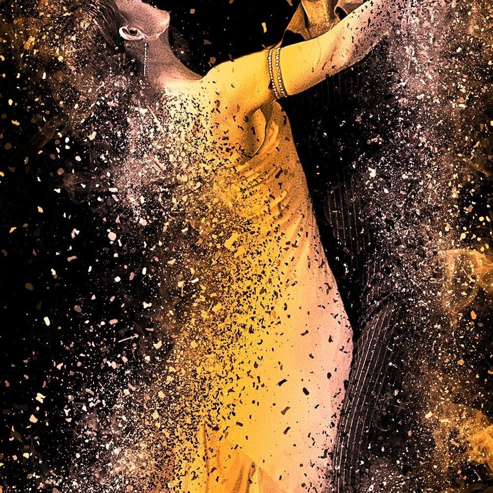 Glezna melnā rāmī - Couple Dancing In A Golden Dust Home Trends