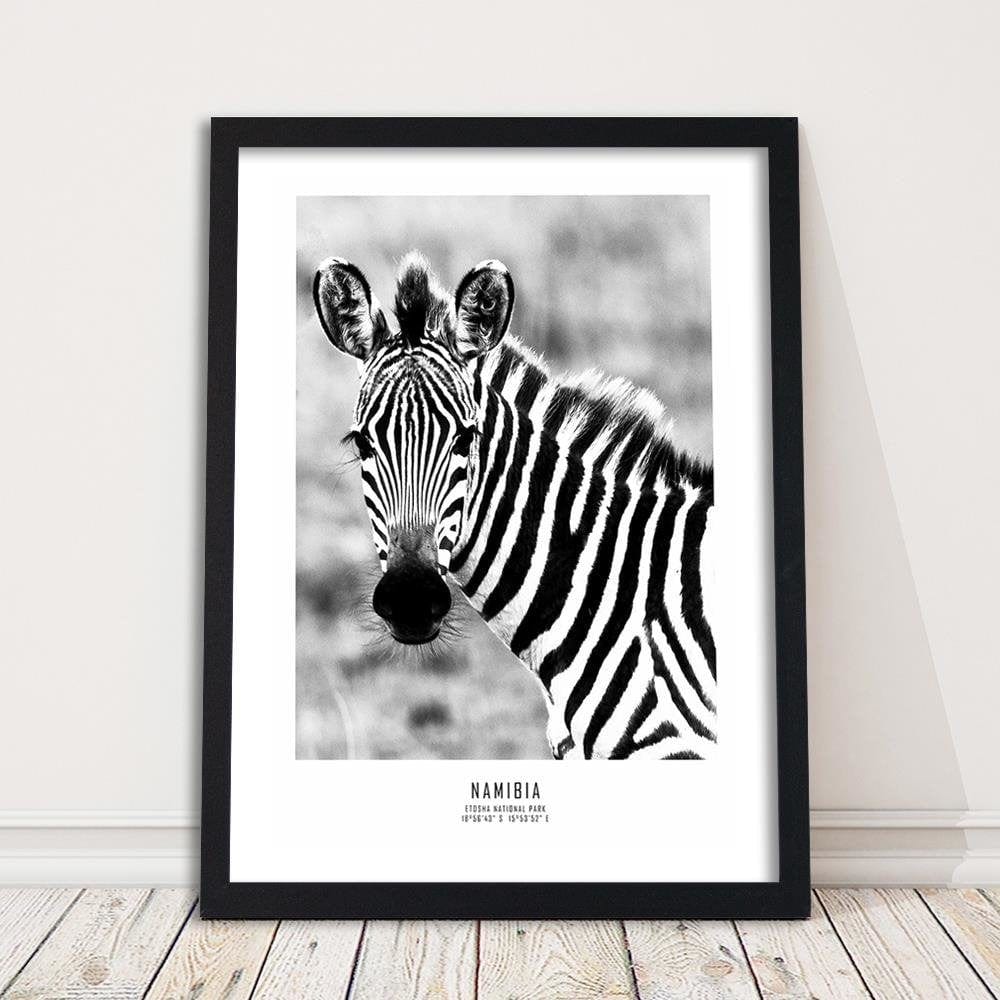 Glezna melnā rāmī - Curious Zebra Home Trends