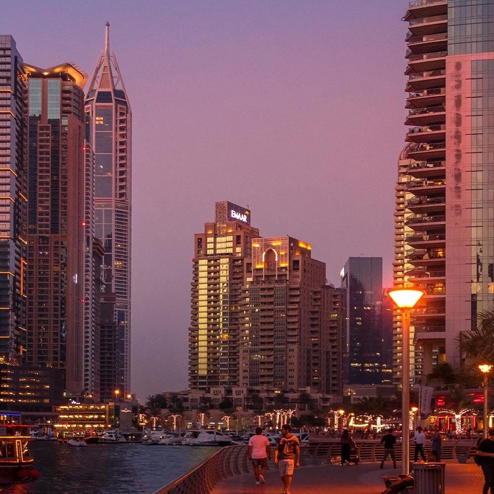 Glezna melnā rāmī - Dubai Evening Home Trends