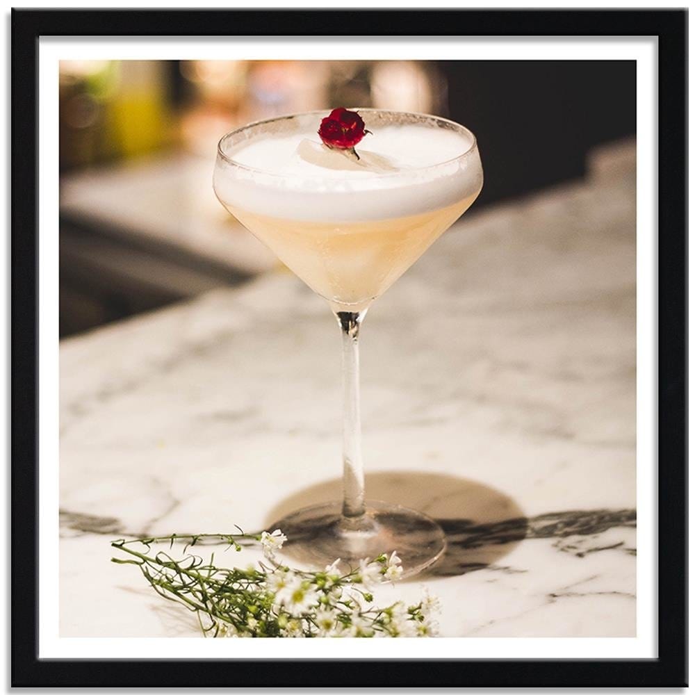Glezna melnā rāmī - Glass With A Drink Home Trends