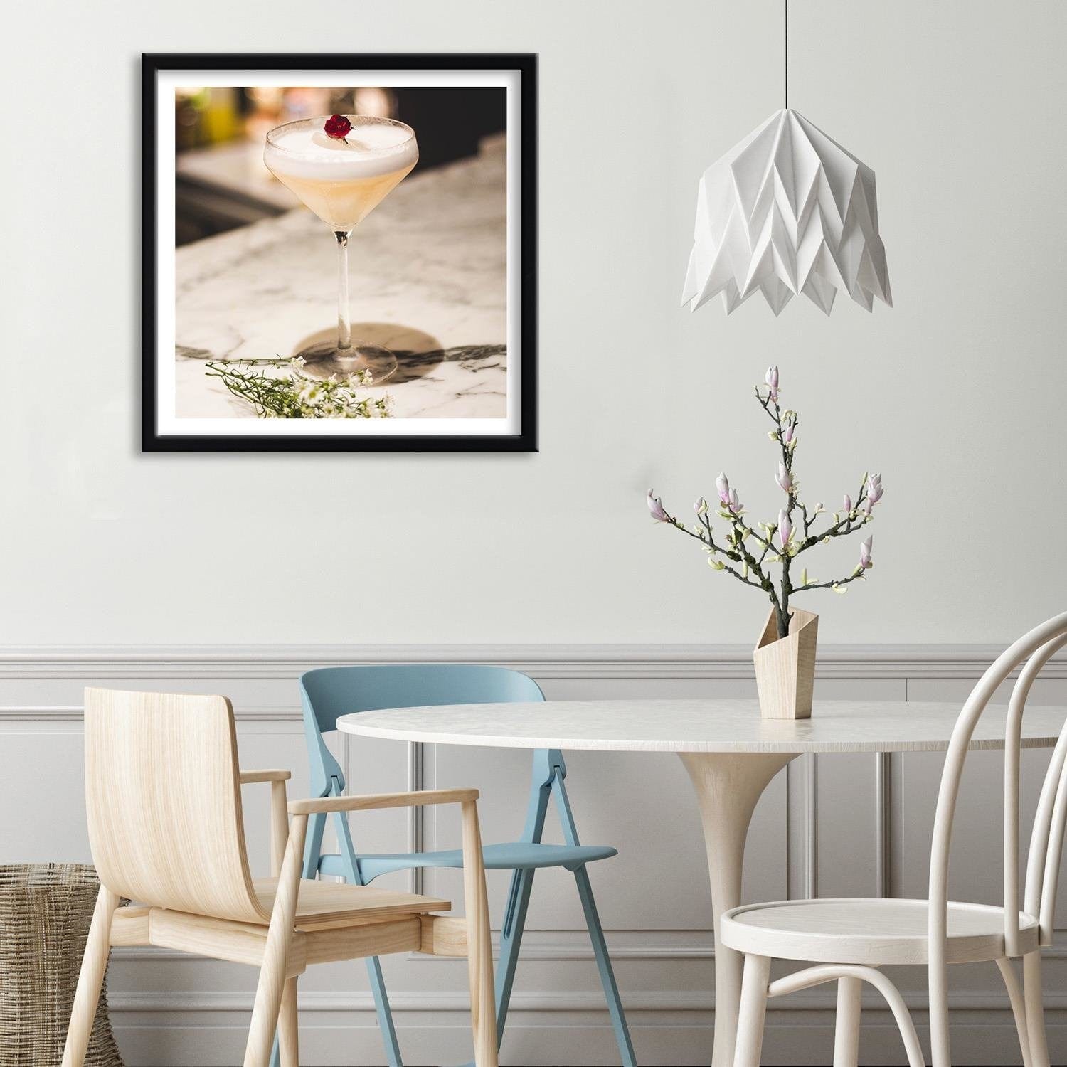Glezna melnā rāmī - Glass With A Drink Home Trends