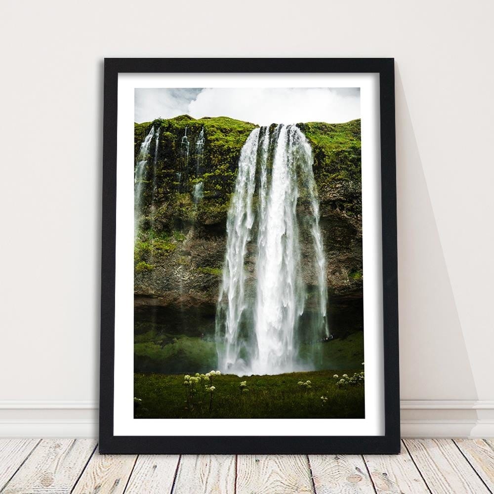 Glezna melnā rāmī - Green Waterfall In The Mountains Home Trends