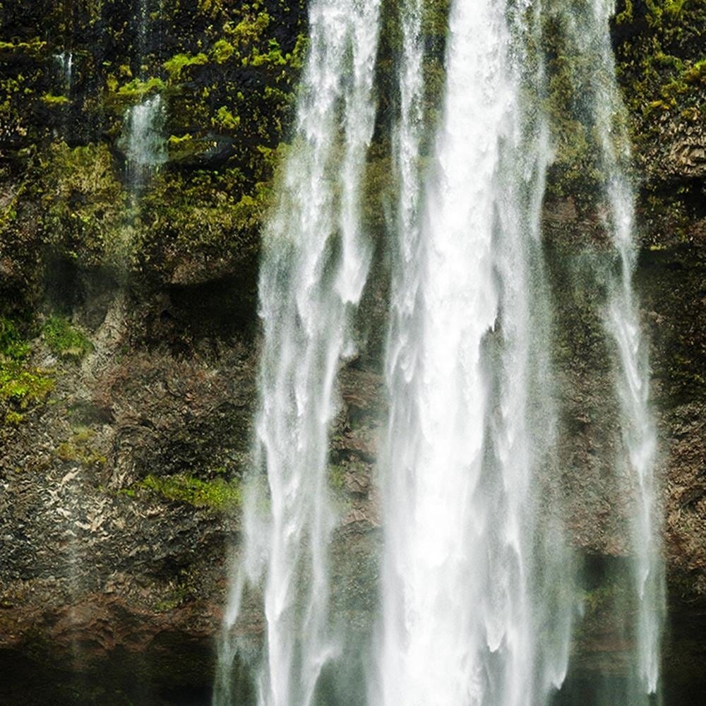 Glezna melnā rāmī - Green Waterfall In The Mountains Home Trends