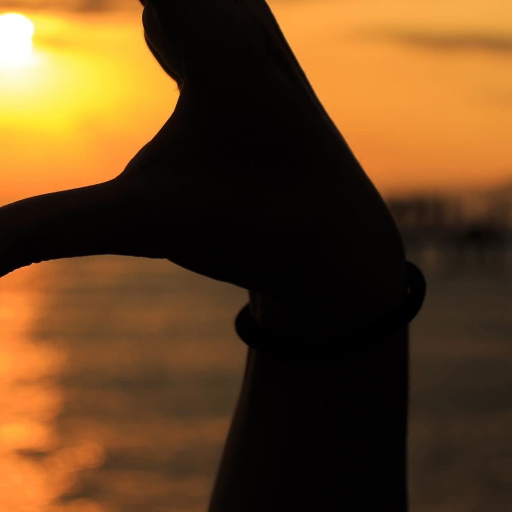 Glezna melnā rāmī - Heart Symbol With Her Hand Home Trends
