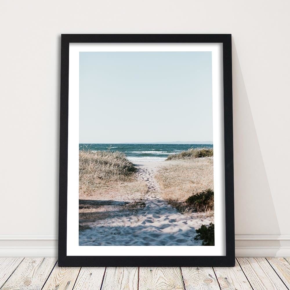 Glezna melnā rāmī - Landing On Beaches Home Trends