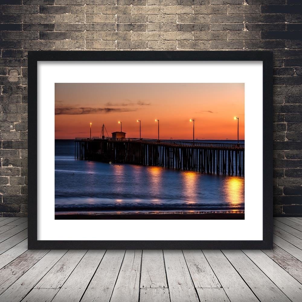 Glezna melnā rāmī - Lanterns On The Pier Home Trends