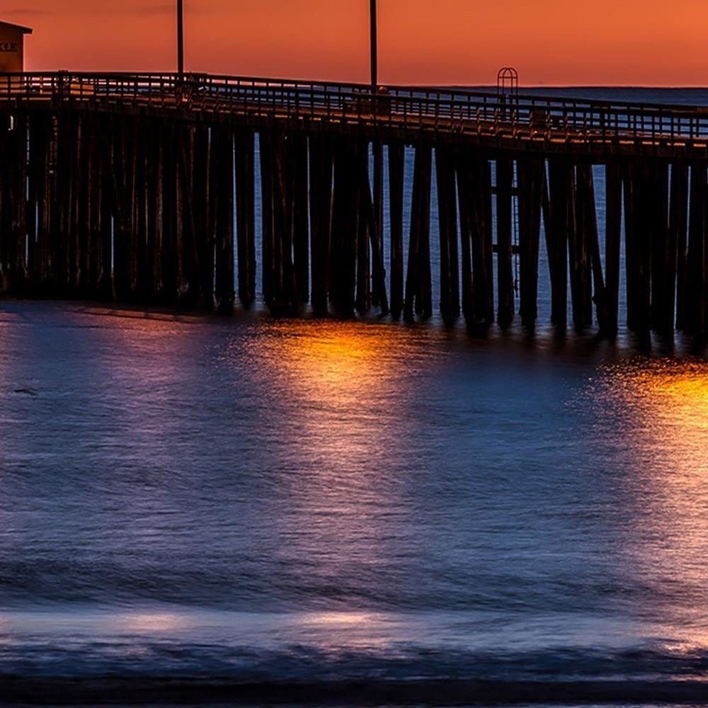 Glezna melnā rāmī - Lanterns On The Pier Home Trends