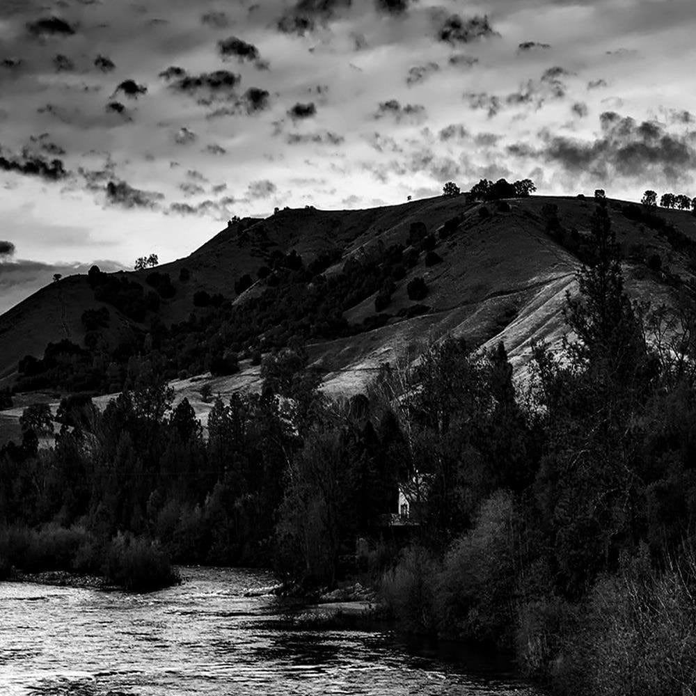 Glezna melnā rāmī - Mountain River 2 Home Trends