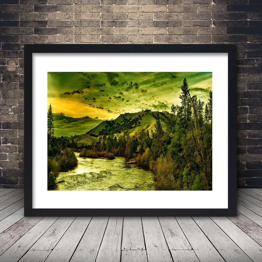 Glezna melnā rāmī - Mountain River In Green Home Trends
