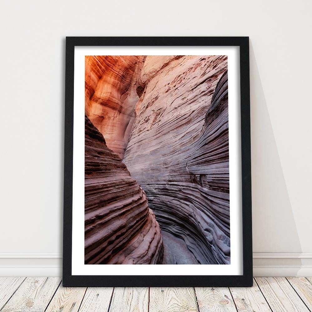 Glezna melnā rāmī - Pass Between The Rocks Home Trends