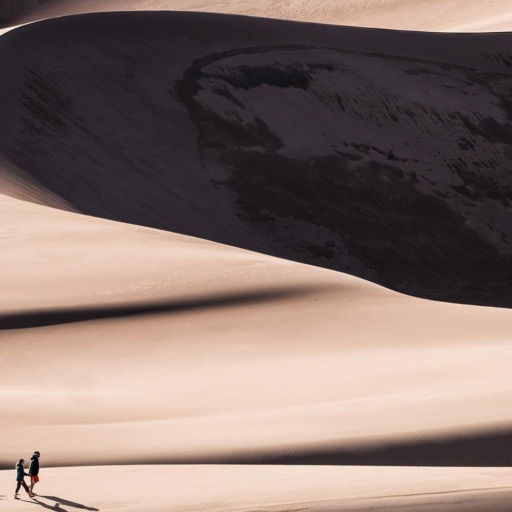 Glezna melnā rāmī - People In The Desert Home Trends