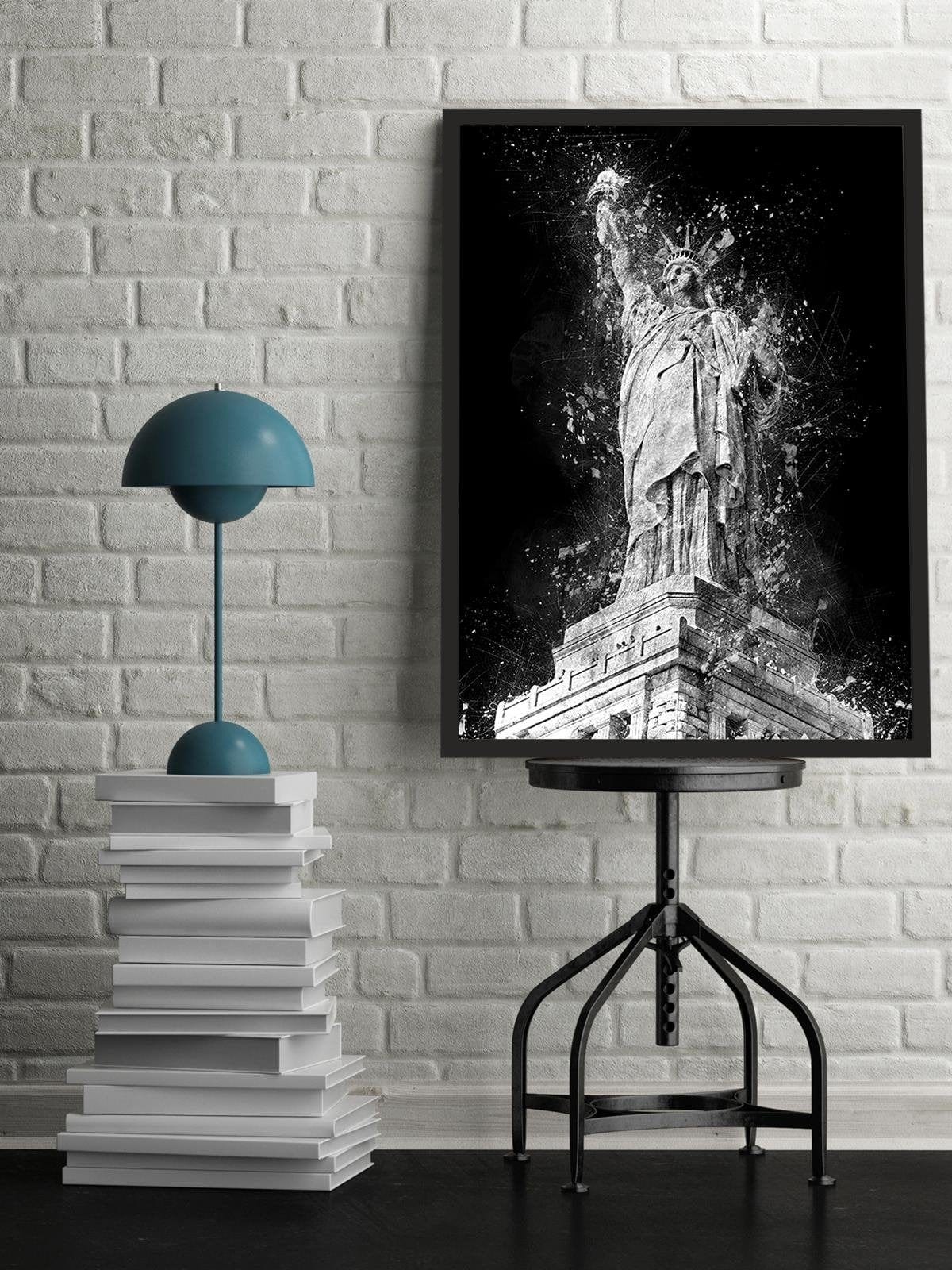 Glezna melnā rāmī - Statue Of Liberty At Night Home Trends