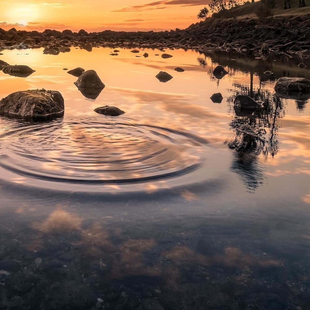 Glezna melnā rāmī - Stones In Water Home Trends