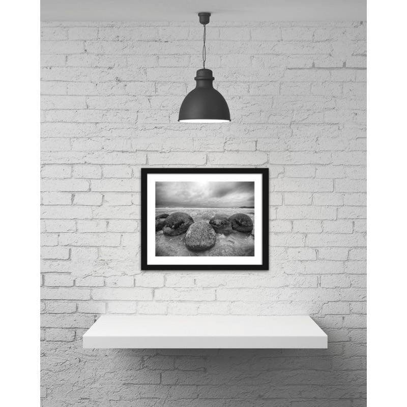 Glezna melnā rāmī - Stones on the sea beach 1 Home Trends