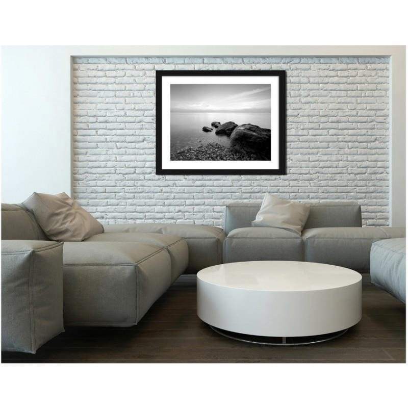 Glezna melnā rāmī - Stones on the sea beach Home Trends