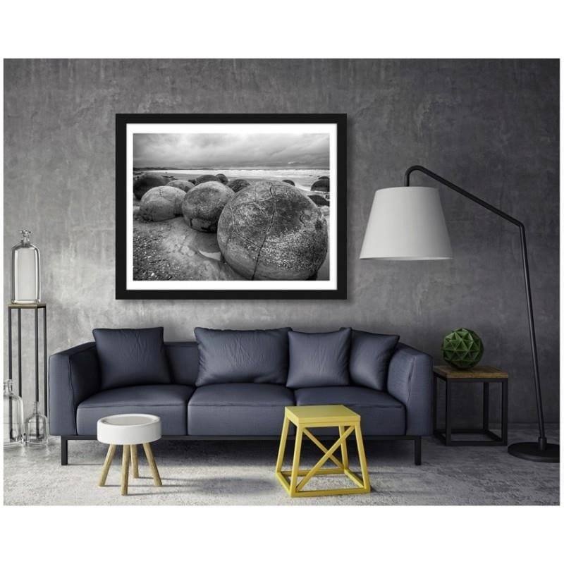 Glezna melnā rāmī - Stones on the shore Home Trends