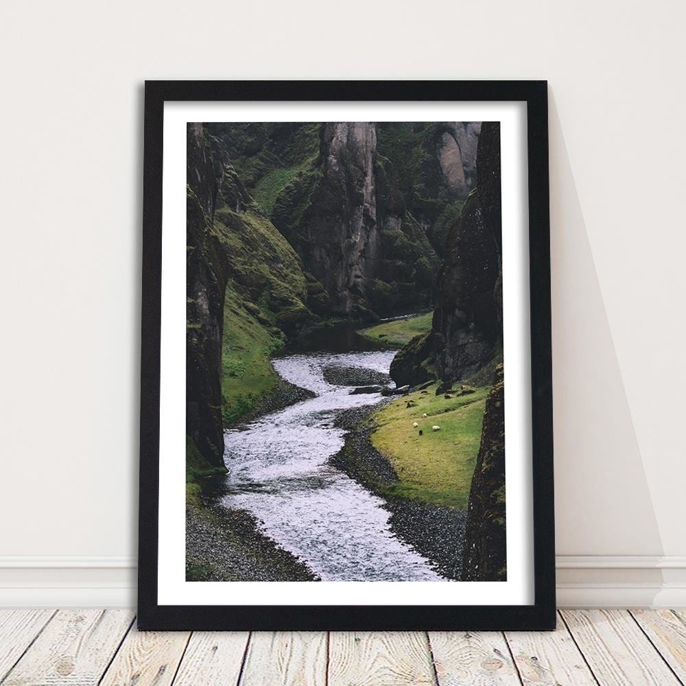 Glezna melnā rāmī - Stream In The Mountains Home Trends