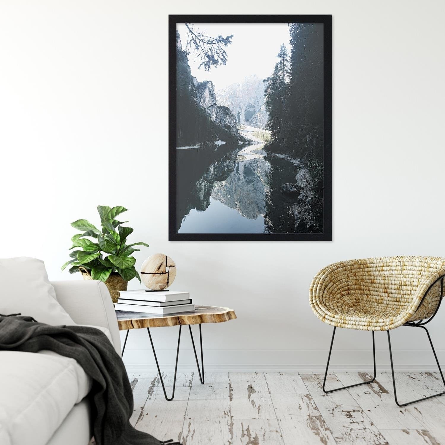 Glezna melnā rāmī - Summit In Water Home Trends
