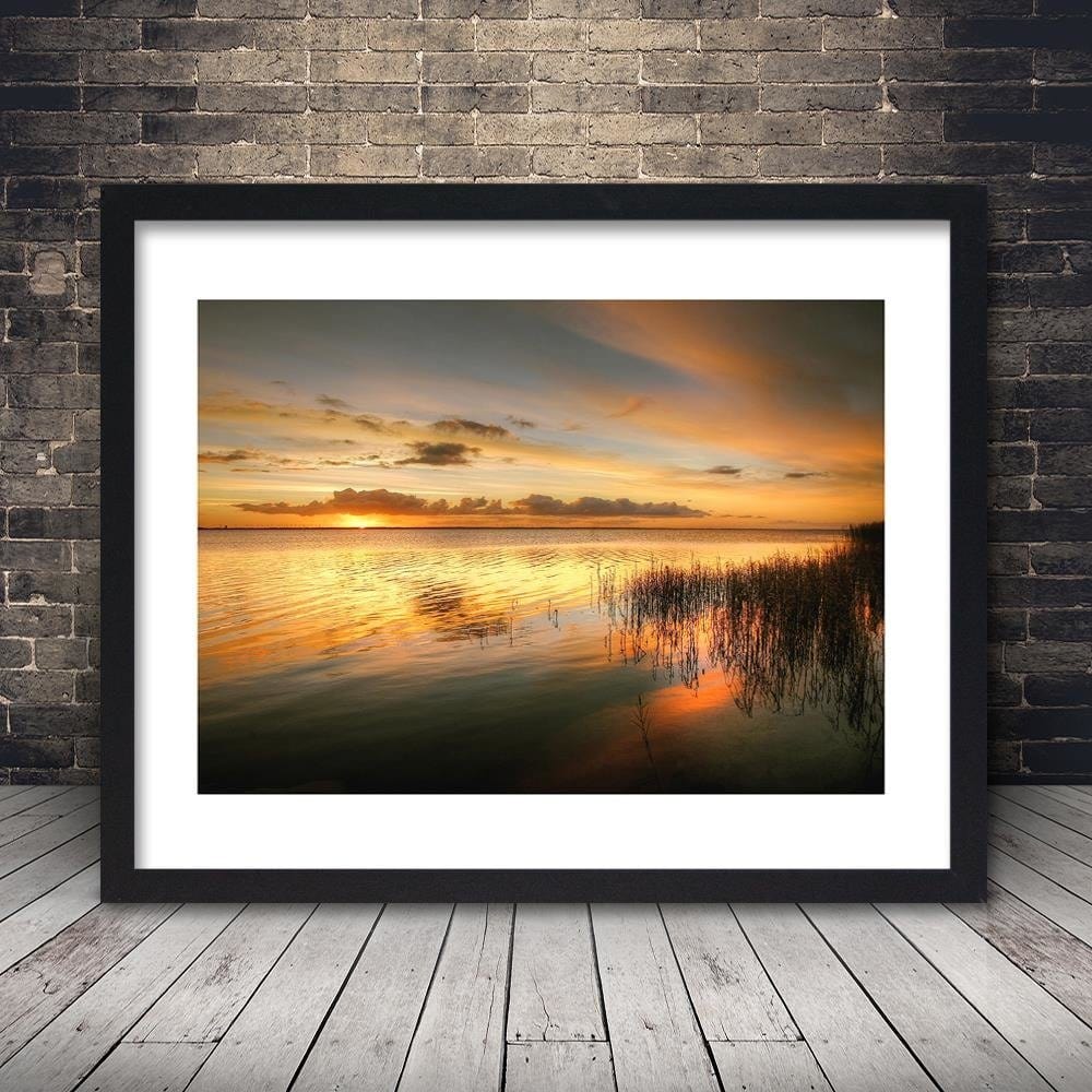 Glezna melnā rāmī - Sunset Over The Lake Home Trends