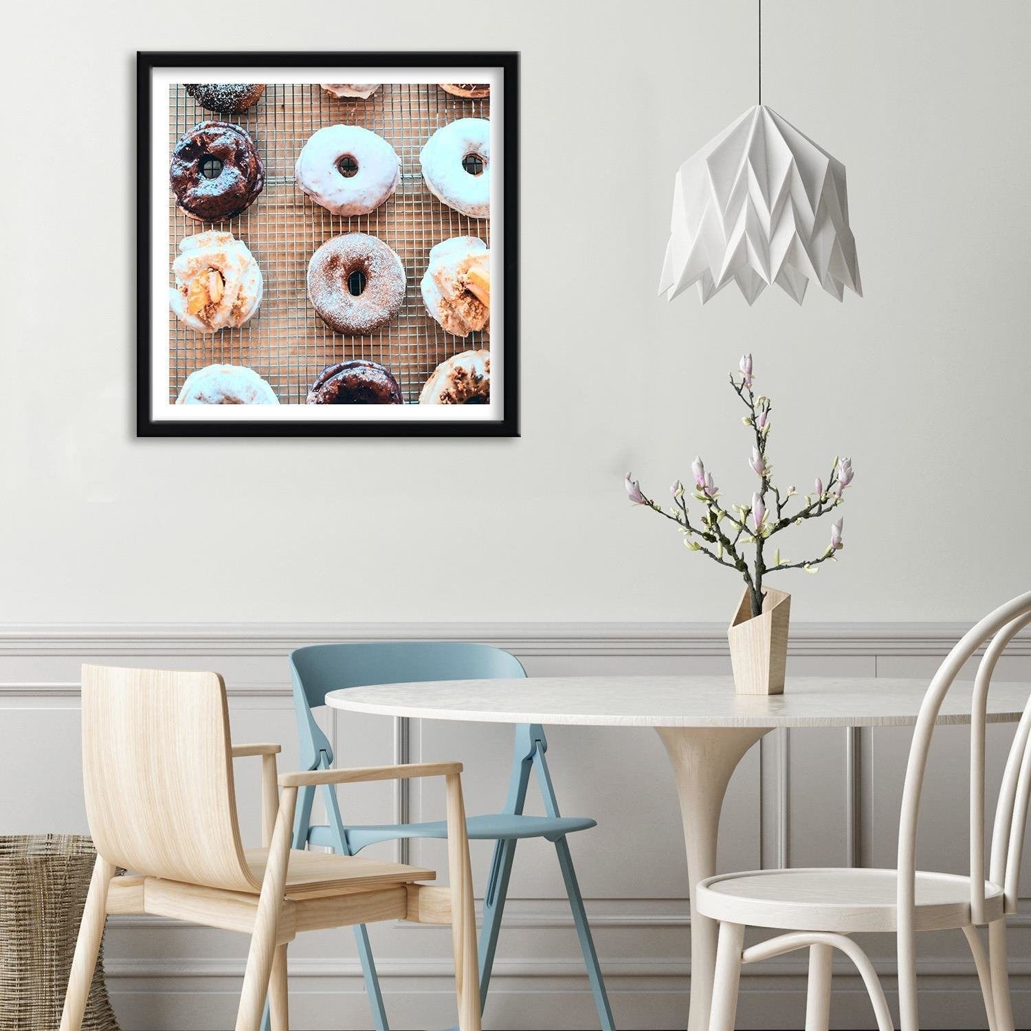 Glezna melnā rāmī - Tasty Donuts Home Trends