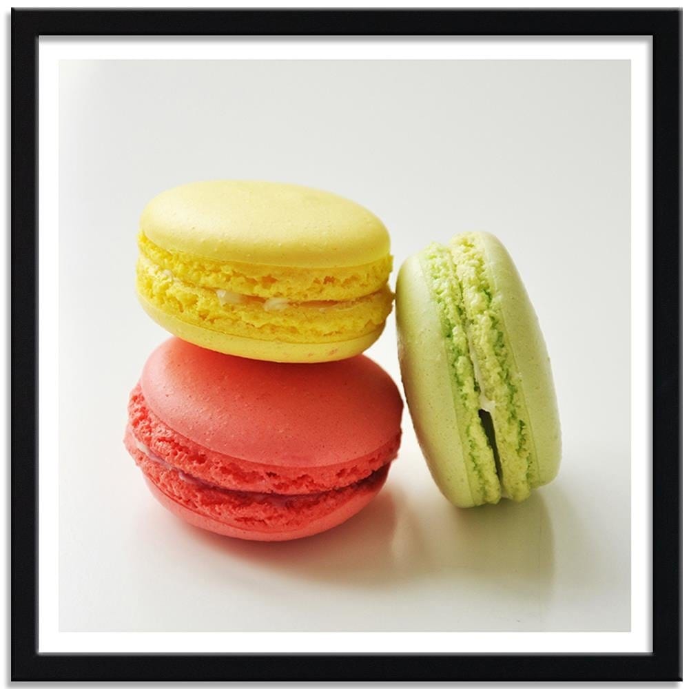 Glezna melnā rāmī - Tasty Macaroons Home Trends