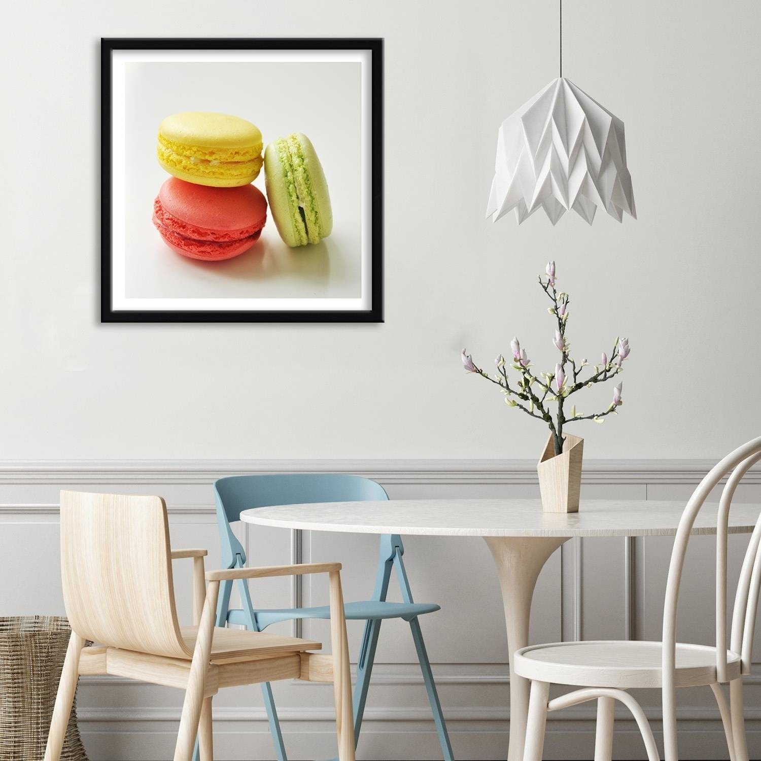 Glezna melnā rāmī - Tasty Macaroons Home Trends